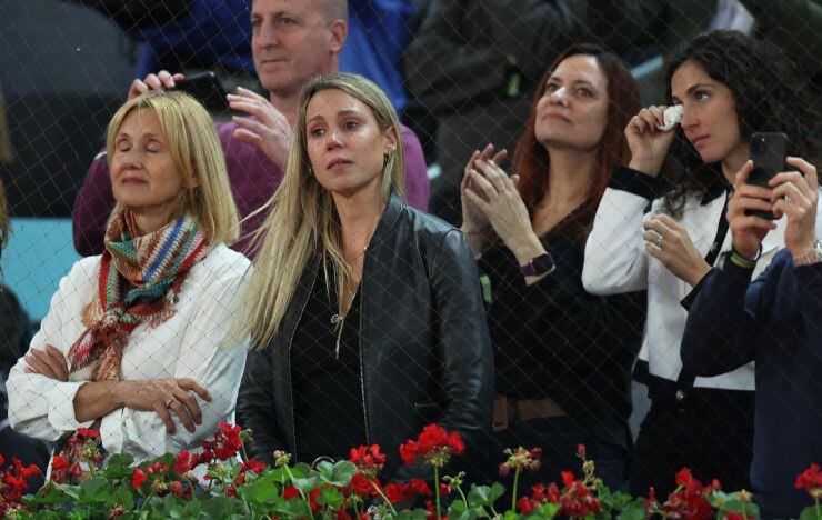 La familia de Nadal observa con emoción el tributo proyectado en honor a su carrera en el torneo de Madrid.