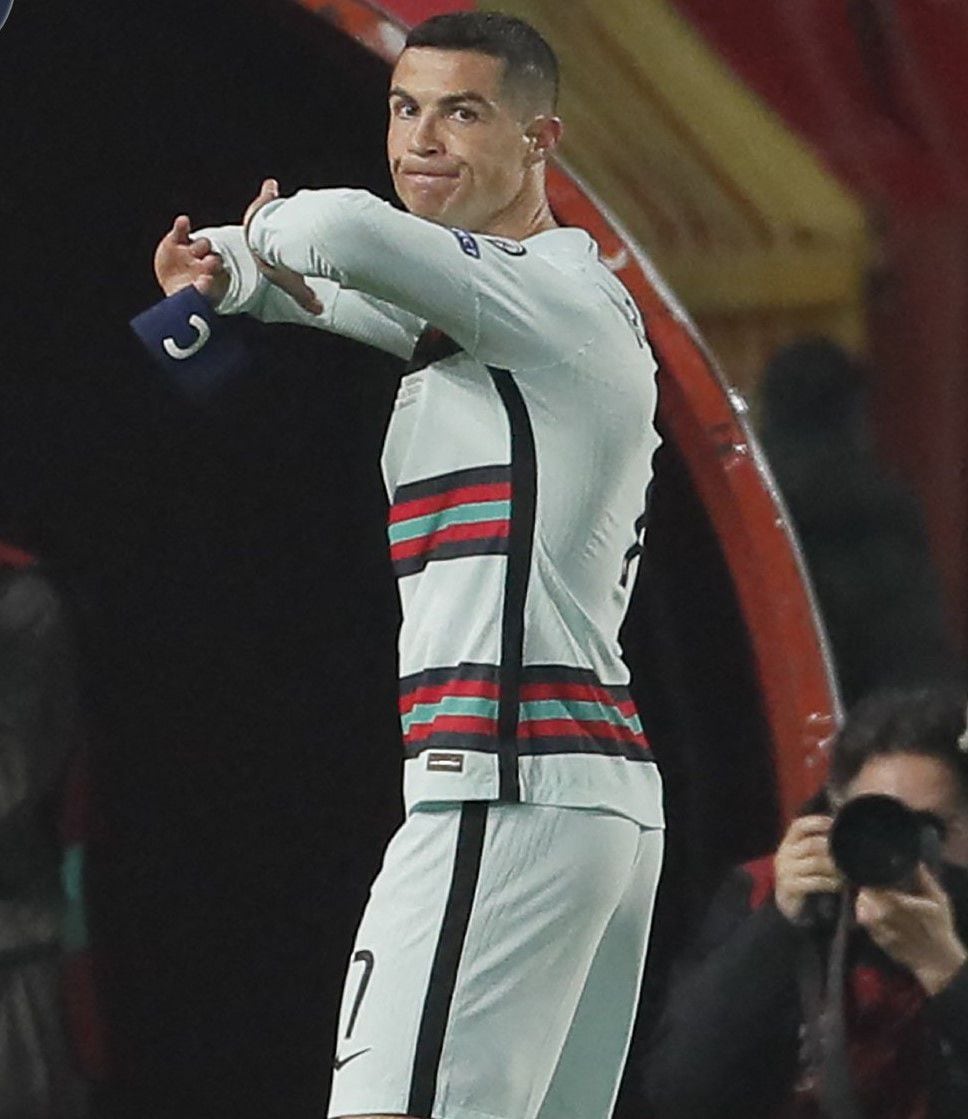 Subastan camiseta de Ronaldo a niño serbio