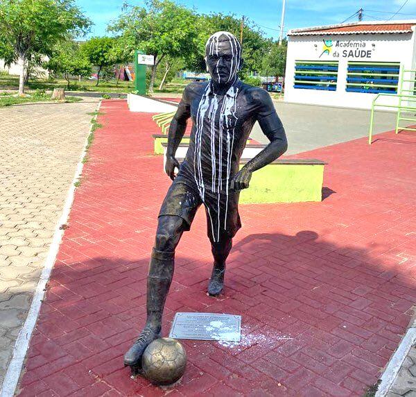 La alcaldía de Juazeiro retira la estatua de Daniel Alves luego de protestas y recomendaciones legales debido a su condena por agresión sexual, reflejando la sensibilidad de la sociedad hacia los casos de violencia de género.