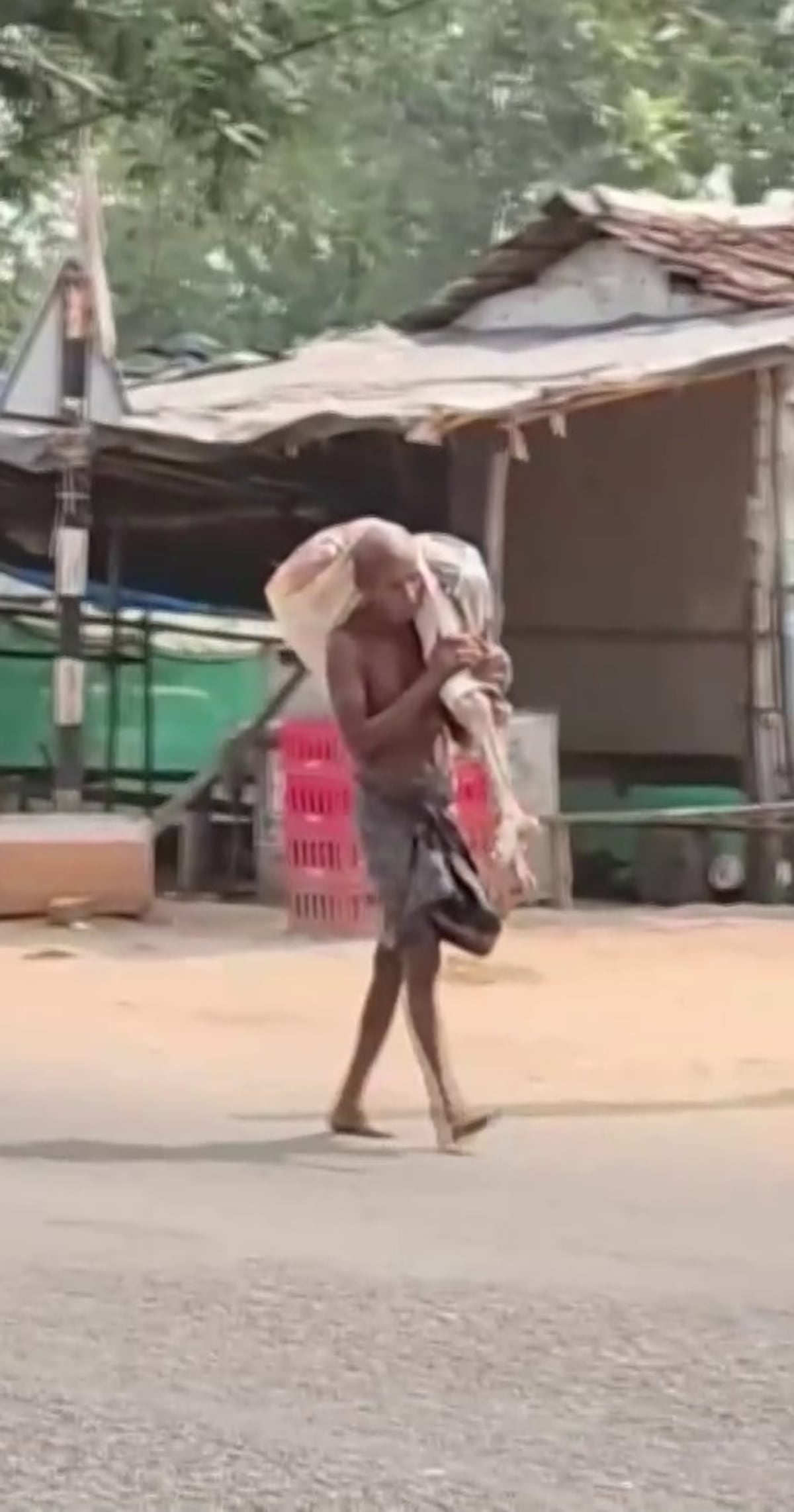 Fue por su ‘chen chen’: hombre en India desentierra a su hermana para cobrar en el banco