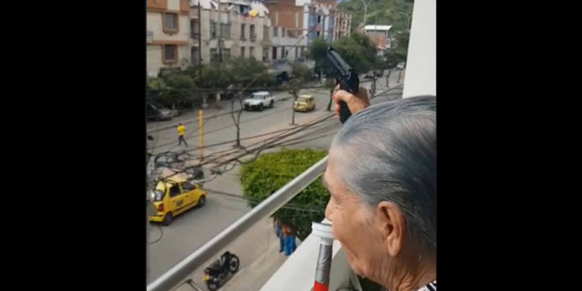 Sancionarían a abuela que disparó desde un balcón 