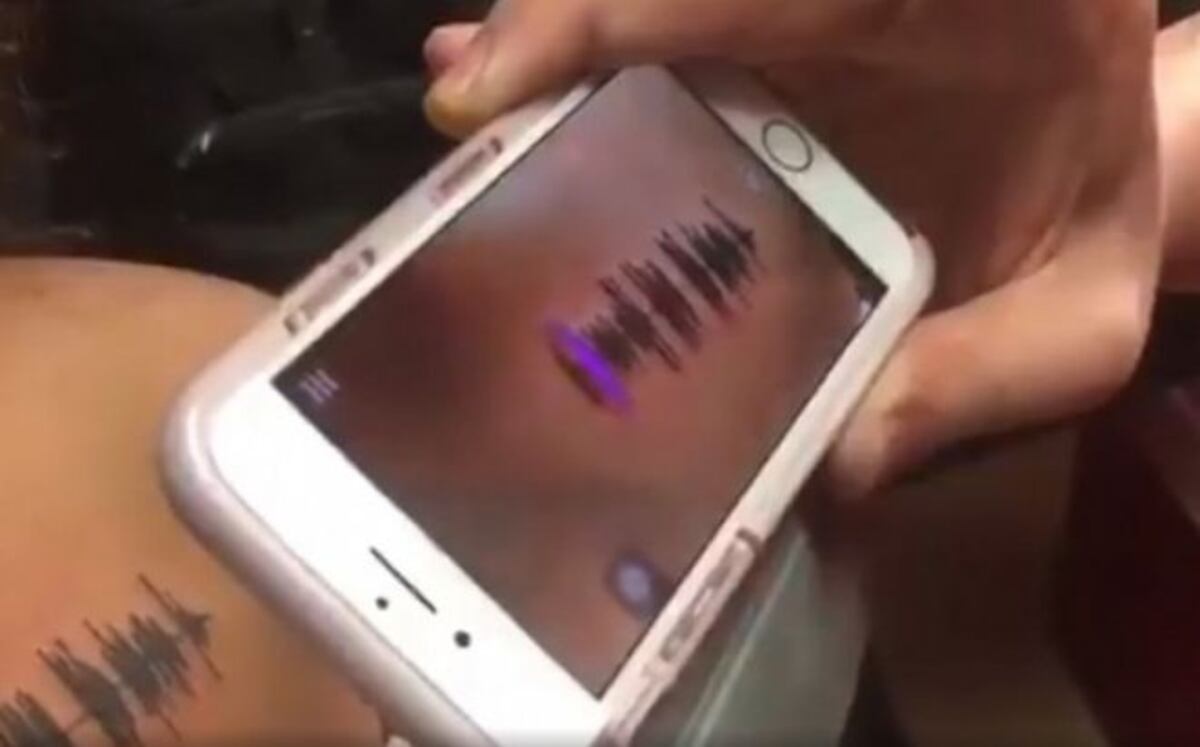 VIDEO| Una mujer se hace un tatuaje que 'habla' con la voz de su difunta abuela