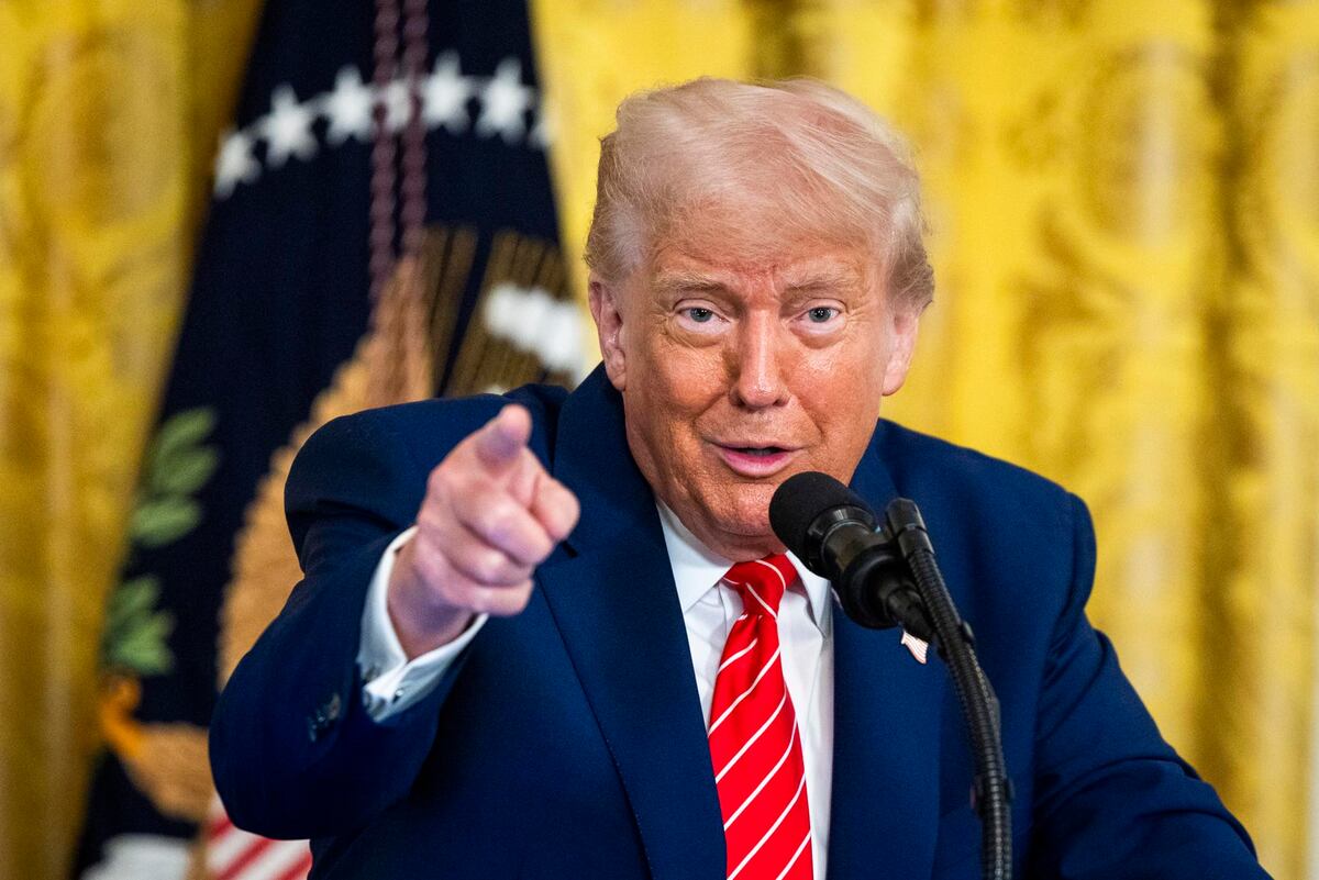 Trump pide investigar posible uso de firmas automáticas de Joe Biden