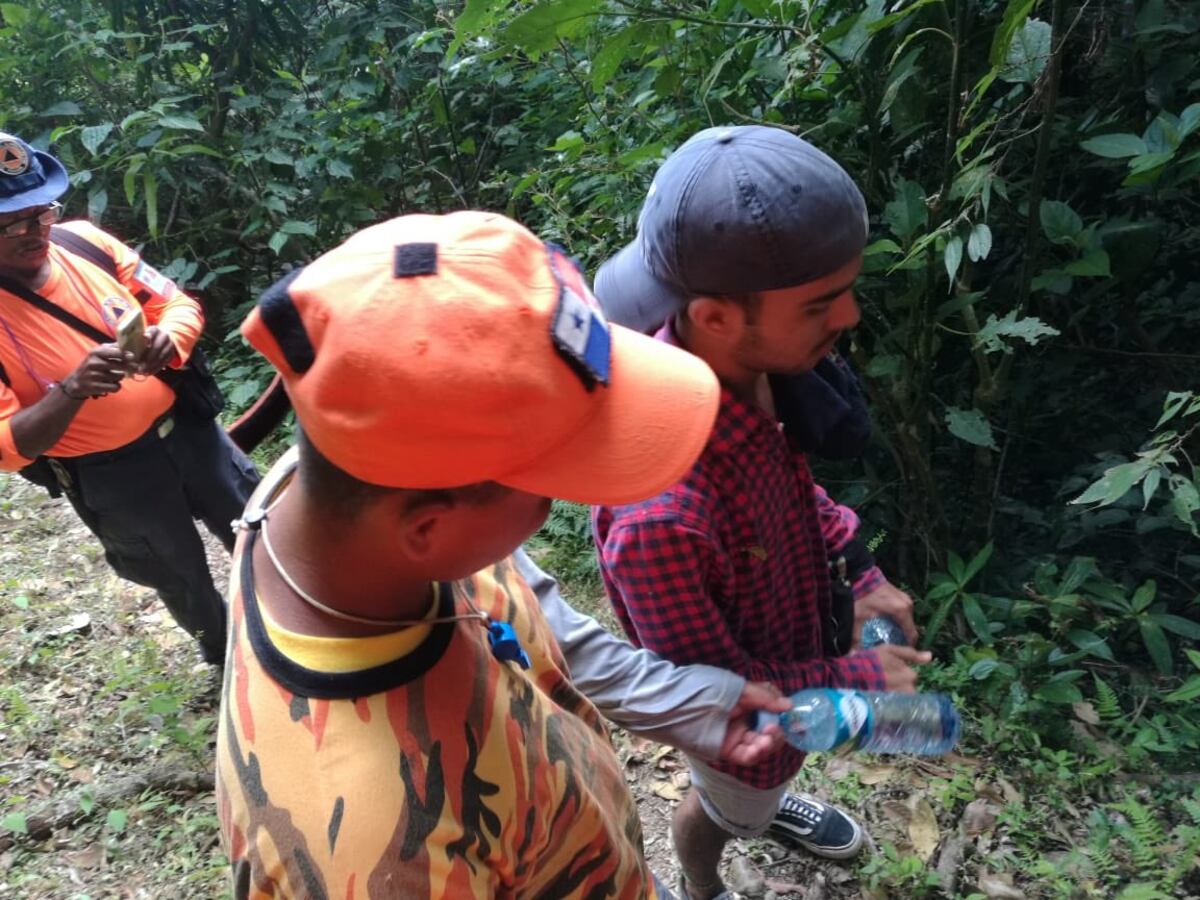 Rescatan a dos jóvenes perdidos en el Cerro Picacho