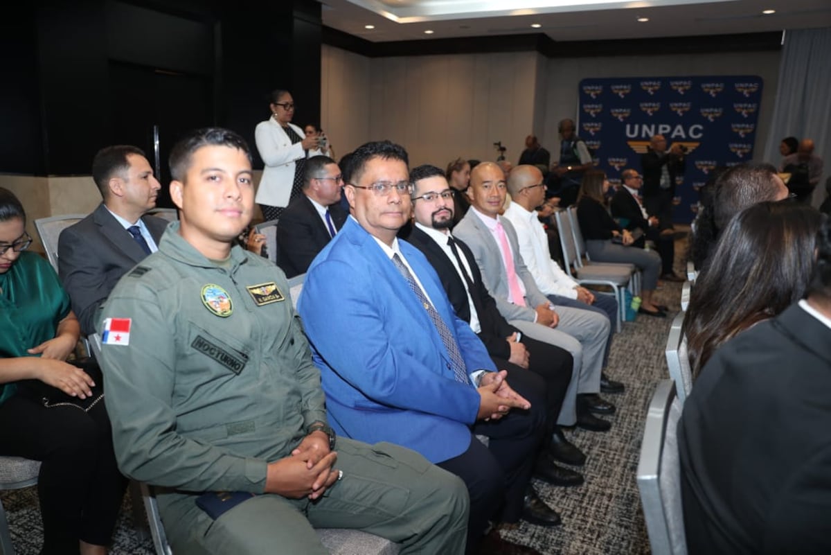 De la cabina al aula: 50 pilotos reciben certificación para enseñar aeronáutica