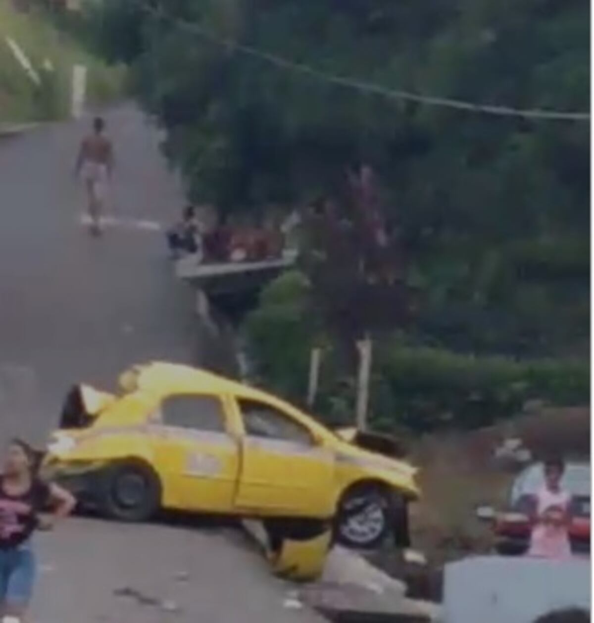 Sorprende. Así quedó uno de los autos arrollados por un camión en El Valle de Urracá. Video