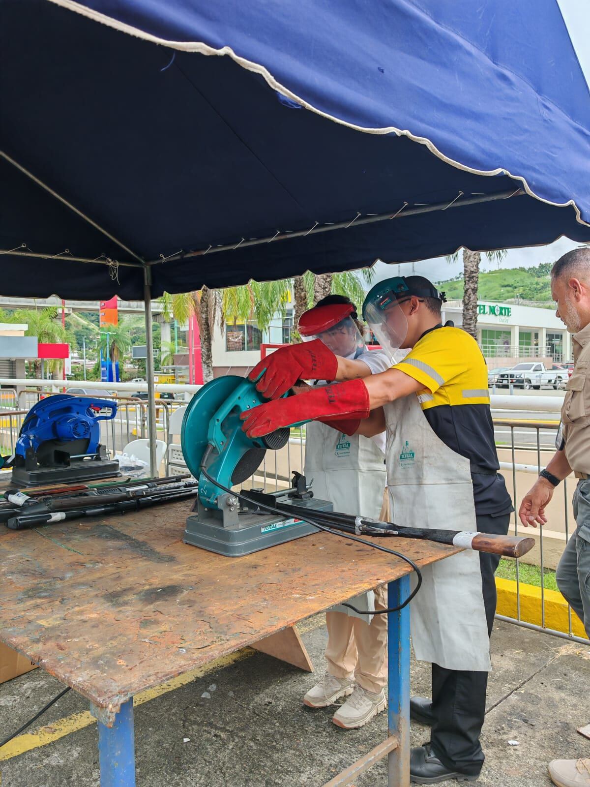 ¡Fuera pistolas, que entre la comida! En San Miguelito cambiaron armas por bonos