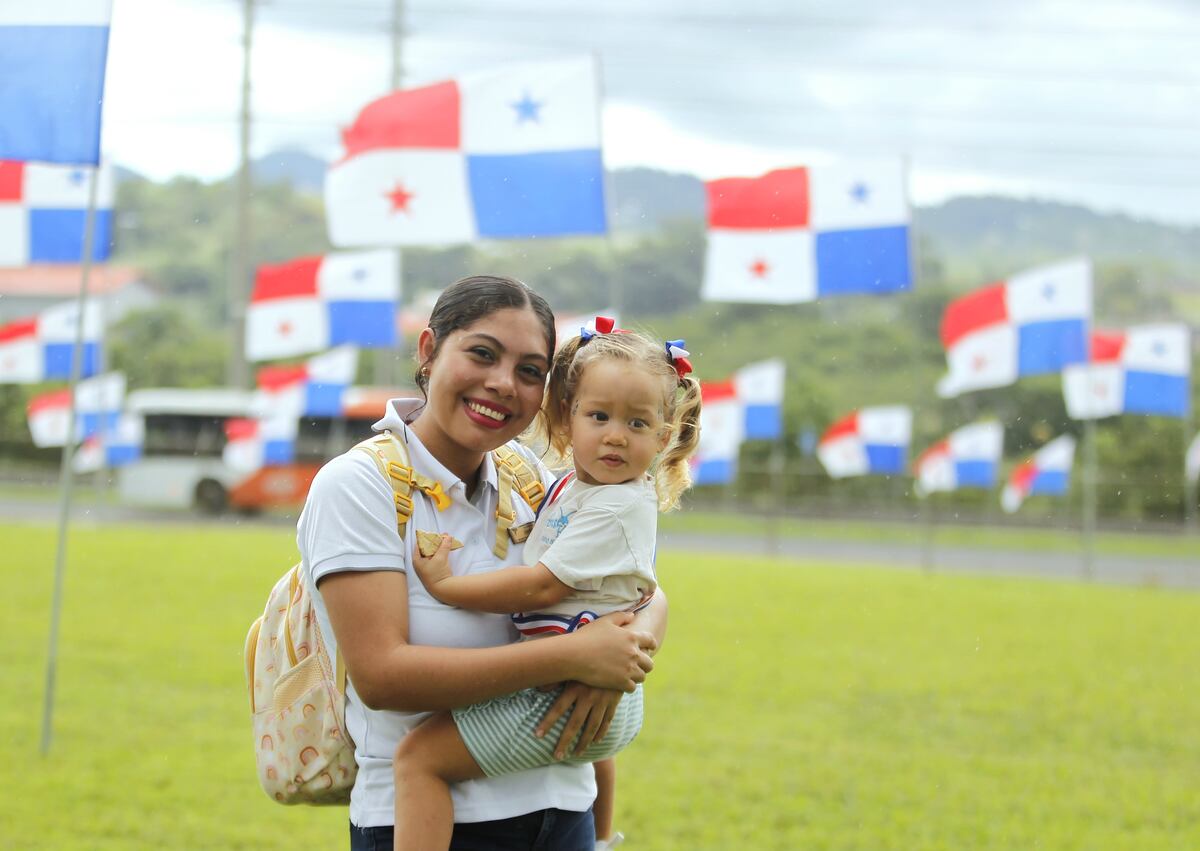 Orgullo a flor de piel: 700 banderas marcan el inicio del mes más panameño