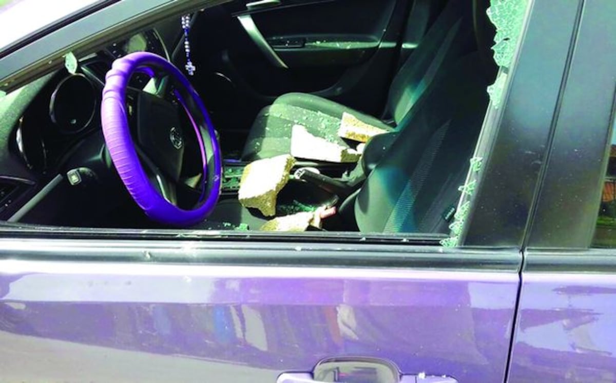 DELANTE DE SU PROPIA MADRE. Estudiante reprobado lanza bloque a carro de docente