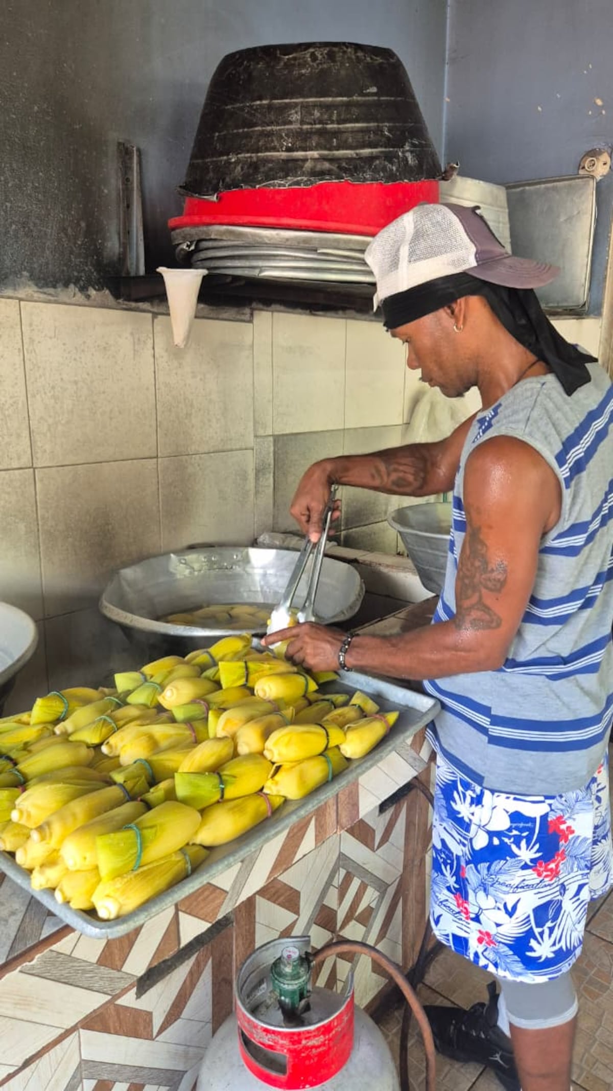 El verdadero rostro de Curundú: emprendedora lleva 38 años vendiendo bollos y ya tiene una hija en la universidad 