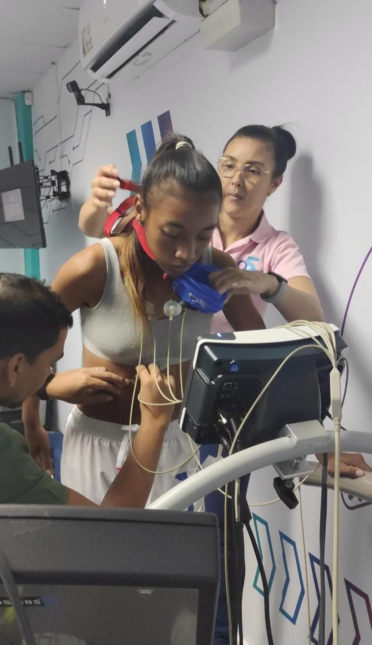 Chicas de la sele con miras al mundial se enfrentan a prueba de esfuerzo y chequeo de salud física. Exclusiva 