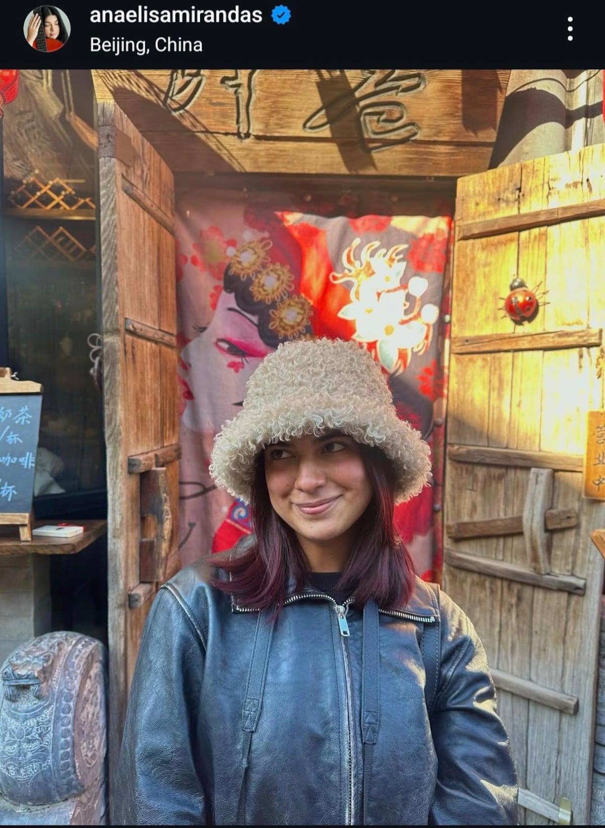 ‘El pintalabios, toque de rímel’. Ana Elisa Miranda, ex Canta Conmigo de 27 años, y Richard Morales, político de 43, gritan su amor desde China