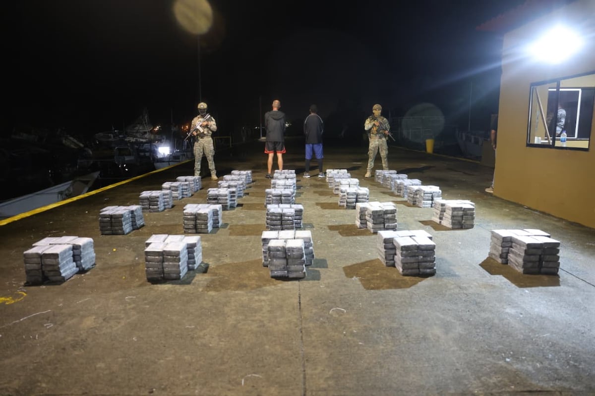 Aeronaval asesta dos operativos contra el narcotráfico: incauta más de mil 500 paquetes de droga en Caribe y Herrera