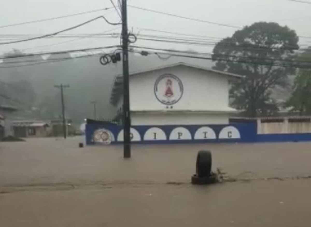 Inundaciones en Colón por fuerte lluvia