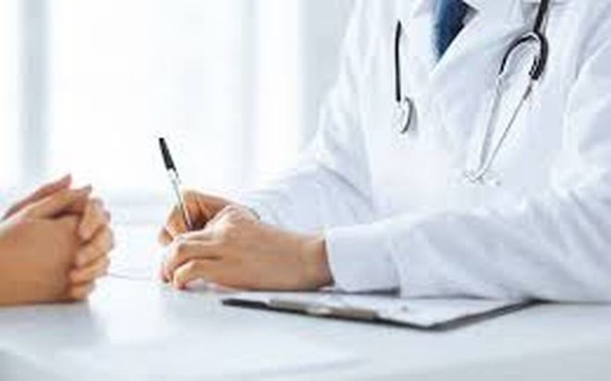 Médico acusado de masturbarse ante una paciente dice que se rascó por dermatitis