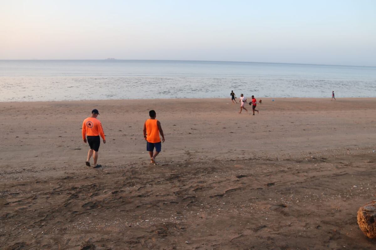 ‘Pillaos’. Sorprenden a familia libando licor en la playa y a 8 conduciendo ‘hasta la guacha’. Les saldrá carito