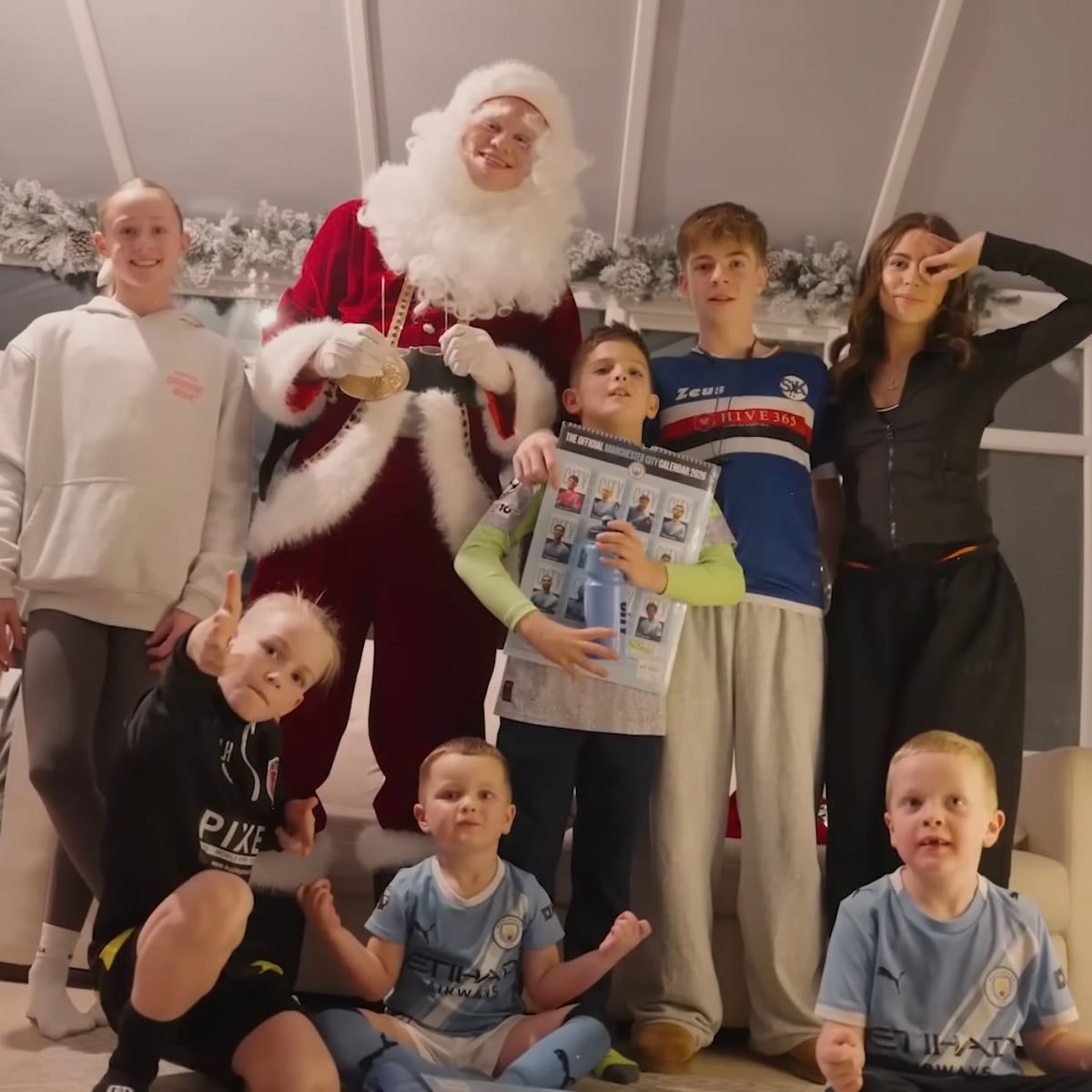 ¿Quién es? Se puso el traje rojo… y nadie sabía que era un crack