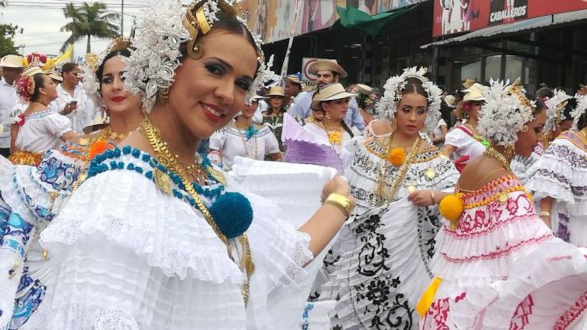 La pollera panameña se lució antes de la visita del papa Francisco