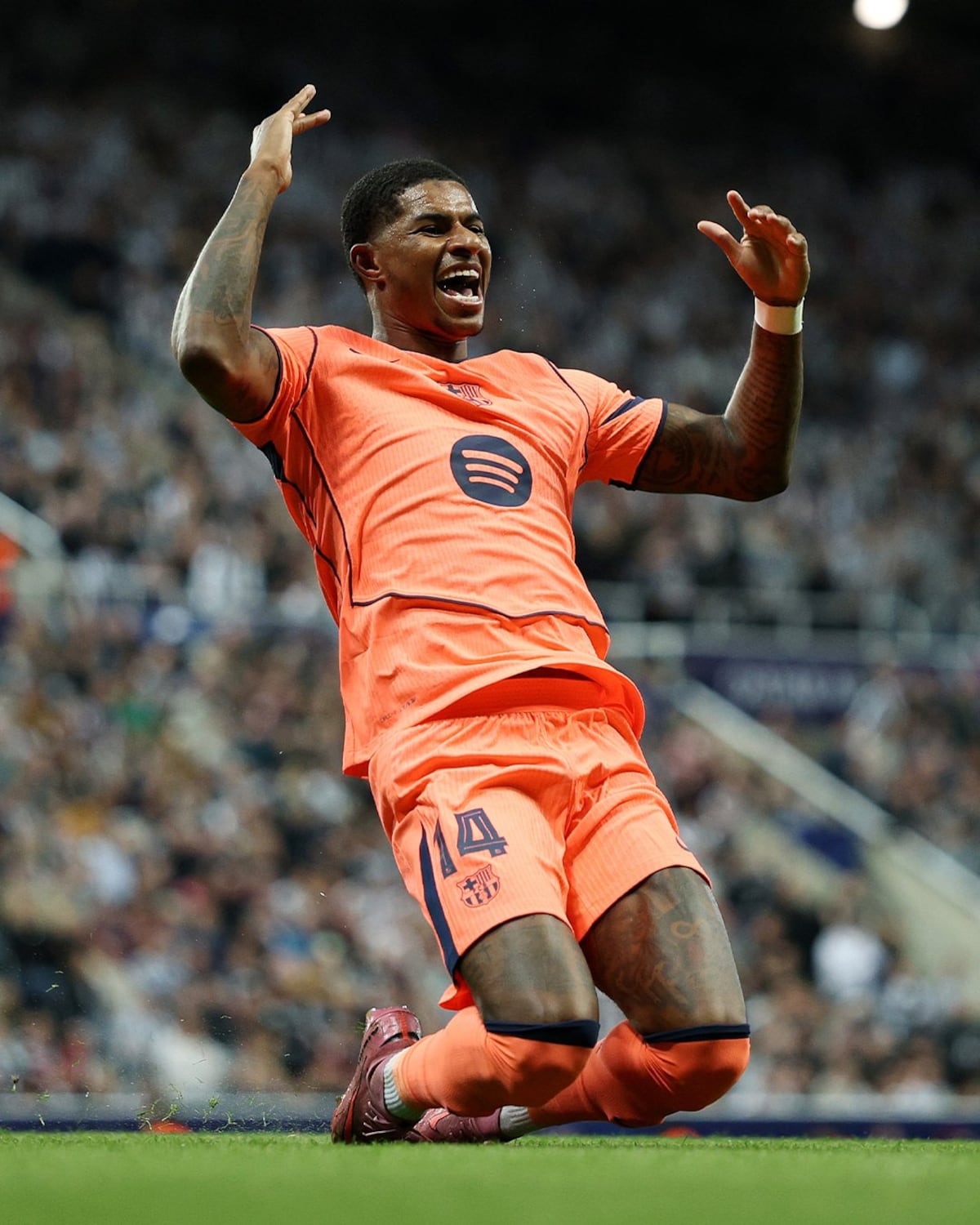 Rashford se estrena con doblete y el Barcelona sorprende al Newcastle en Inglaterra