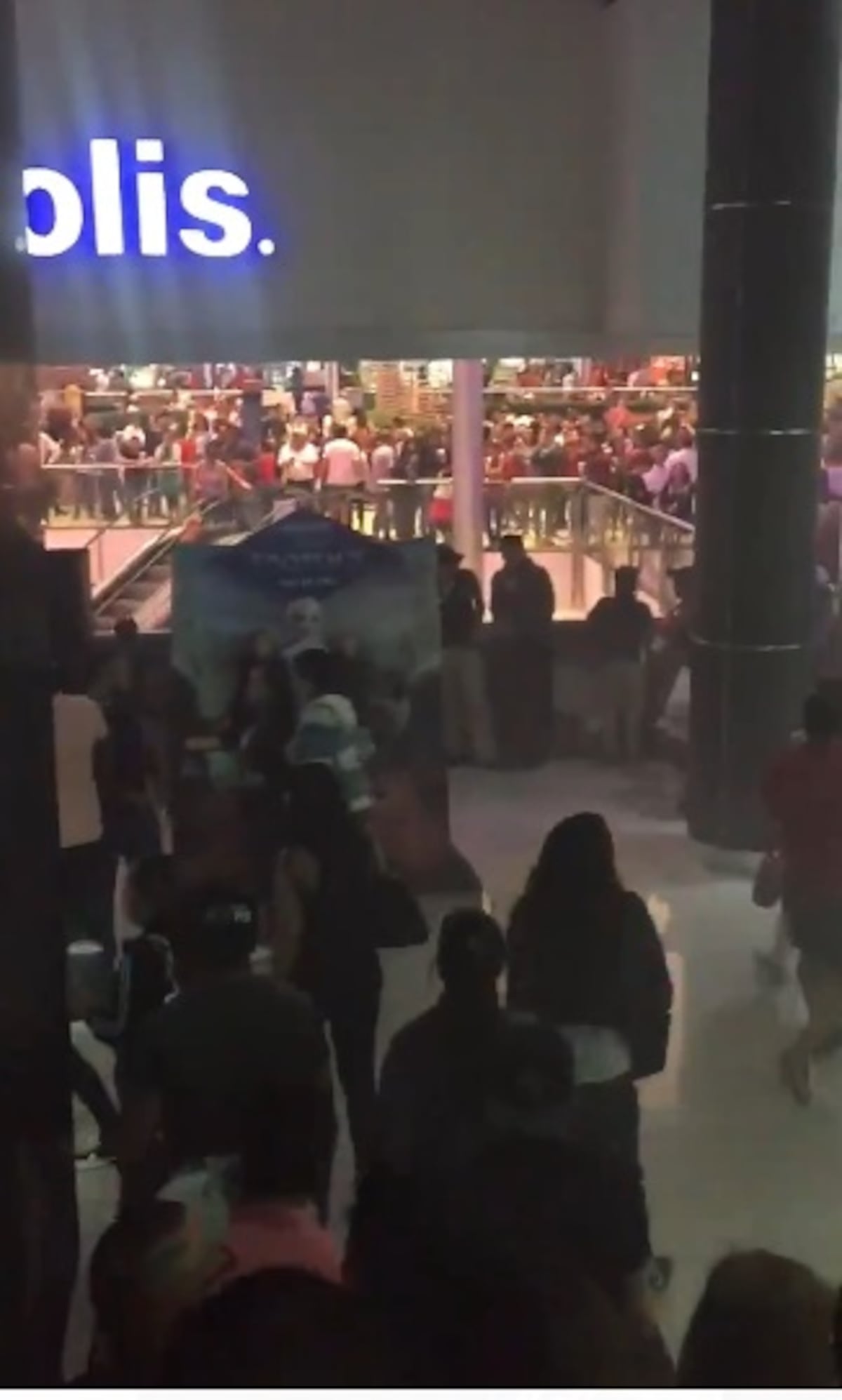 Bomberos atienden emergencia en Cinépolis. Desalojan, pero muchos se quedaron a filmar.Video