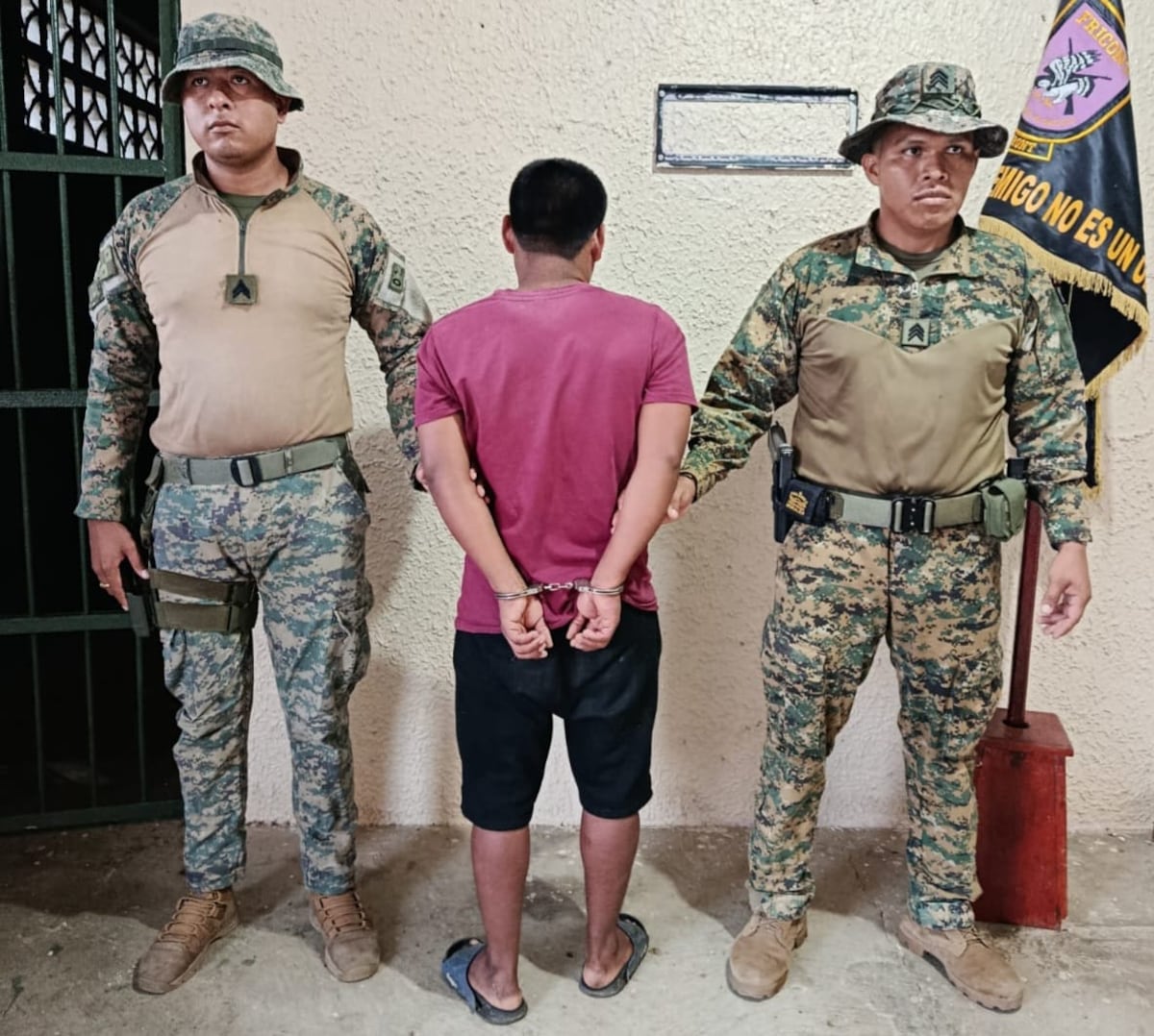 VIDEO| Lo enchirolan en Darién por ‘chuposo’ y tras meterse con lo ajeno: lo señalan por hurto en un local de bebidas