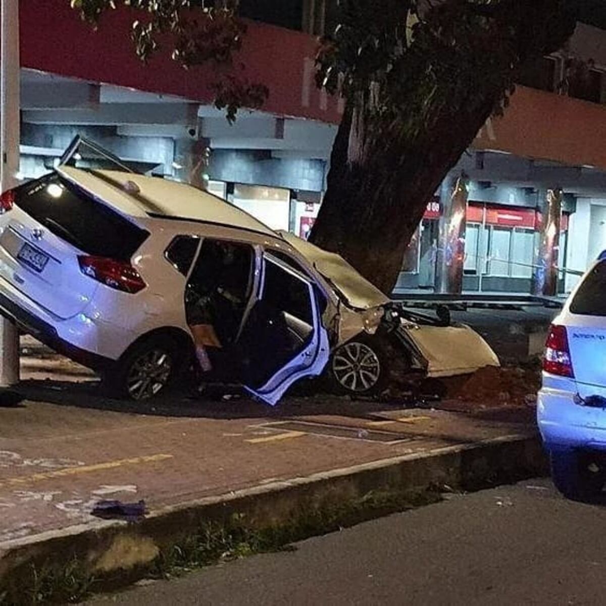 Se estrella contra un árbol en plena Vía España esta madrugada. Aparatoso accidente deja un muerto y tres heridos. Video