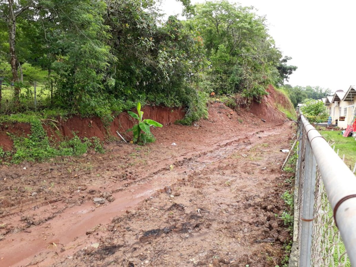 LLENOS DE LODO. Residentes de Valle Hermoso no pueden con las lluvias