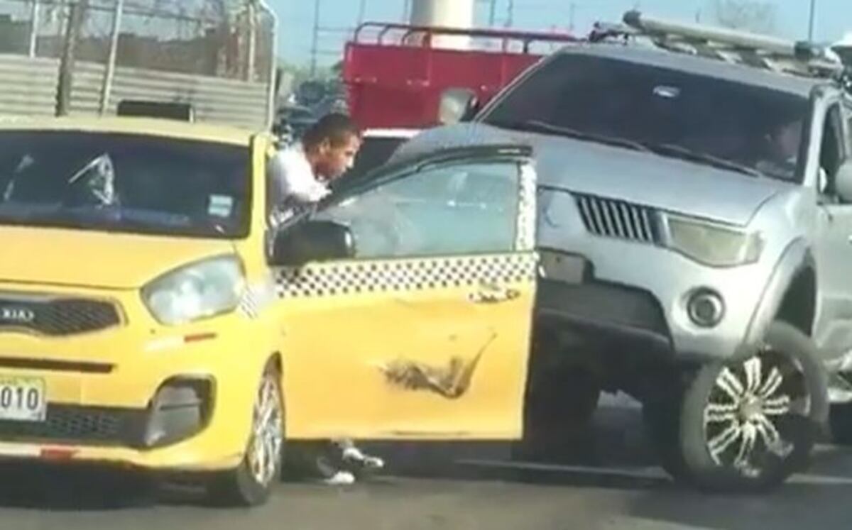 VIDEO| Se creía monster truck y arremangó al taxi en plena vía