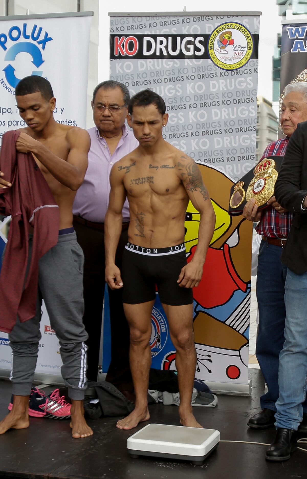 ‘El Nica’ Concepción cumple con el peso y dice estar listo para fulminar a Barrera