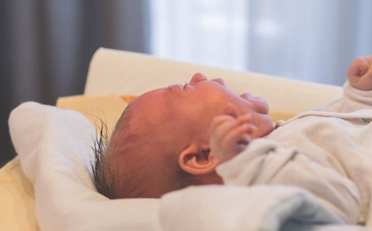Una conductora de radio transmite en vivo el 'histórico momento' en que da a luz