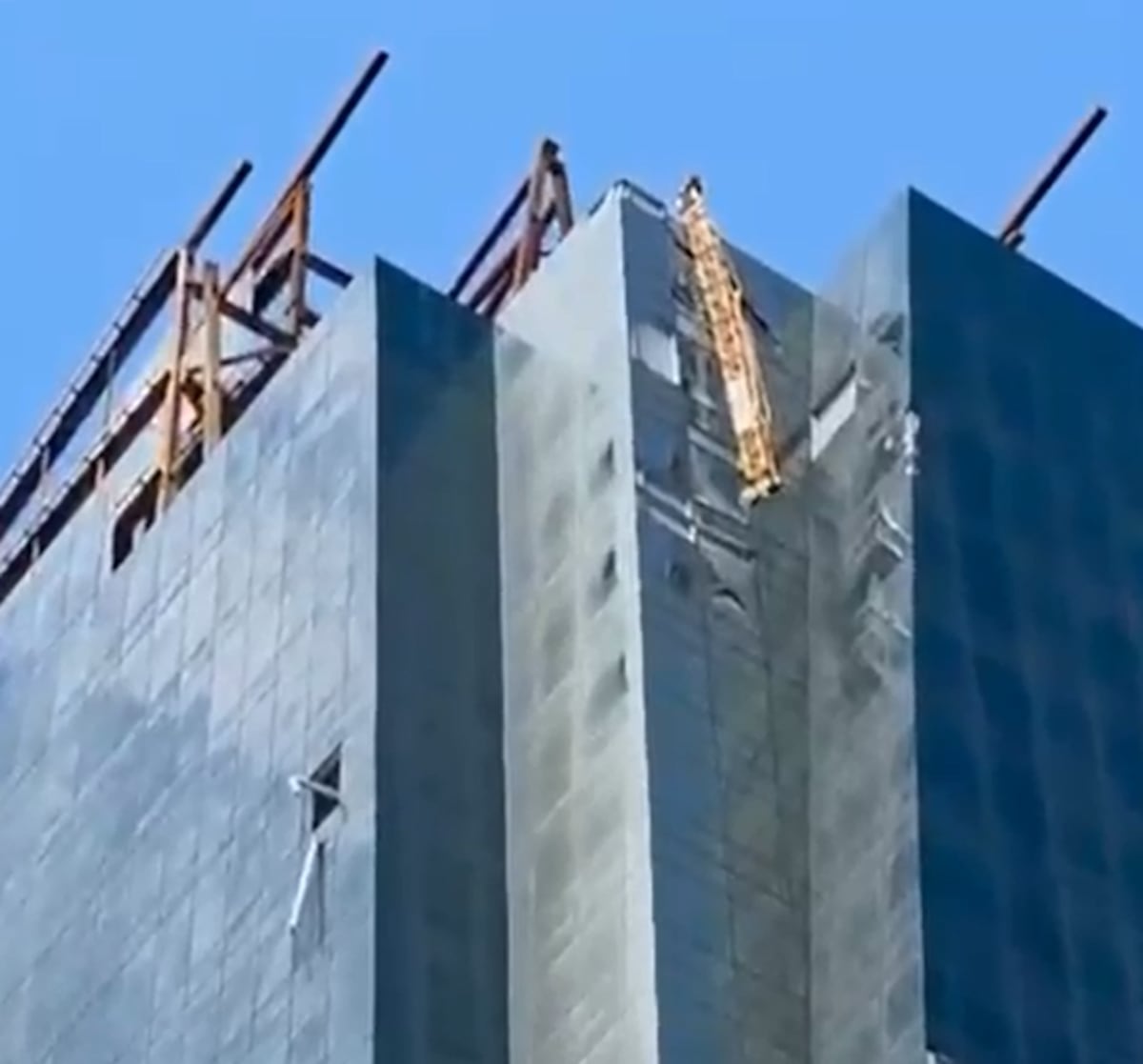 ¡Susto monumental! Grúa colapsa en Calle 50 y destruye autos sin dejar víctimas