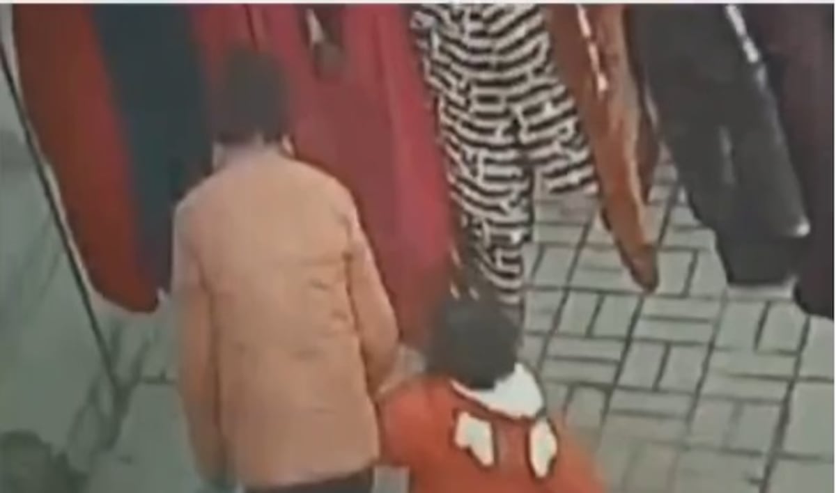 Captan cómo traficante de niños secuestra a una menor de 3 años