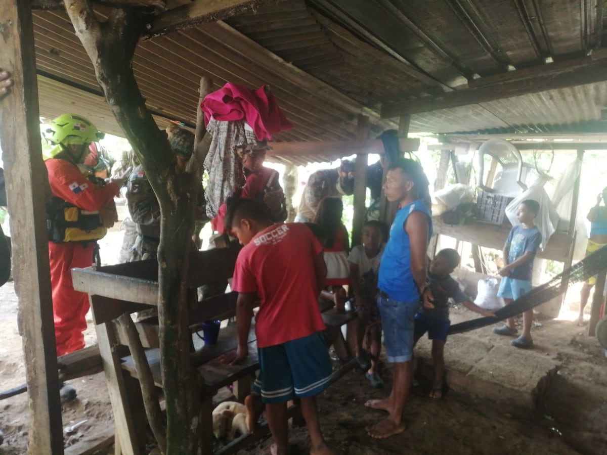 Impresionante. Encuentran con vida a las 3 personas que habían sido arrastradas por una cabeza de agua. Video 