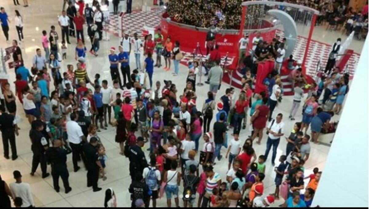 Multitud acude a Multiplaza en busca de zapatillas que regalaría el 'presi'