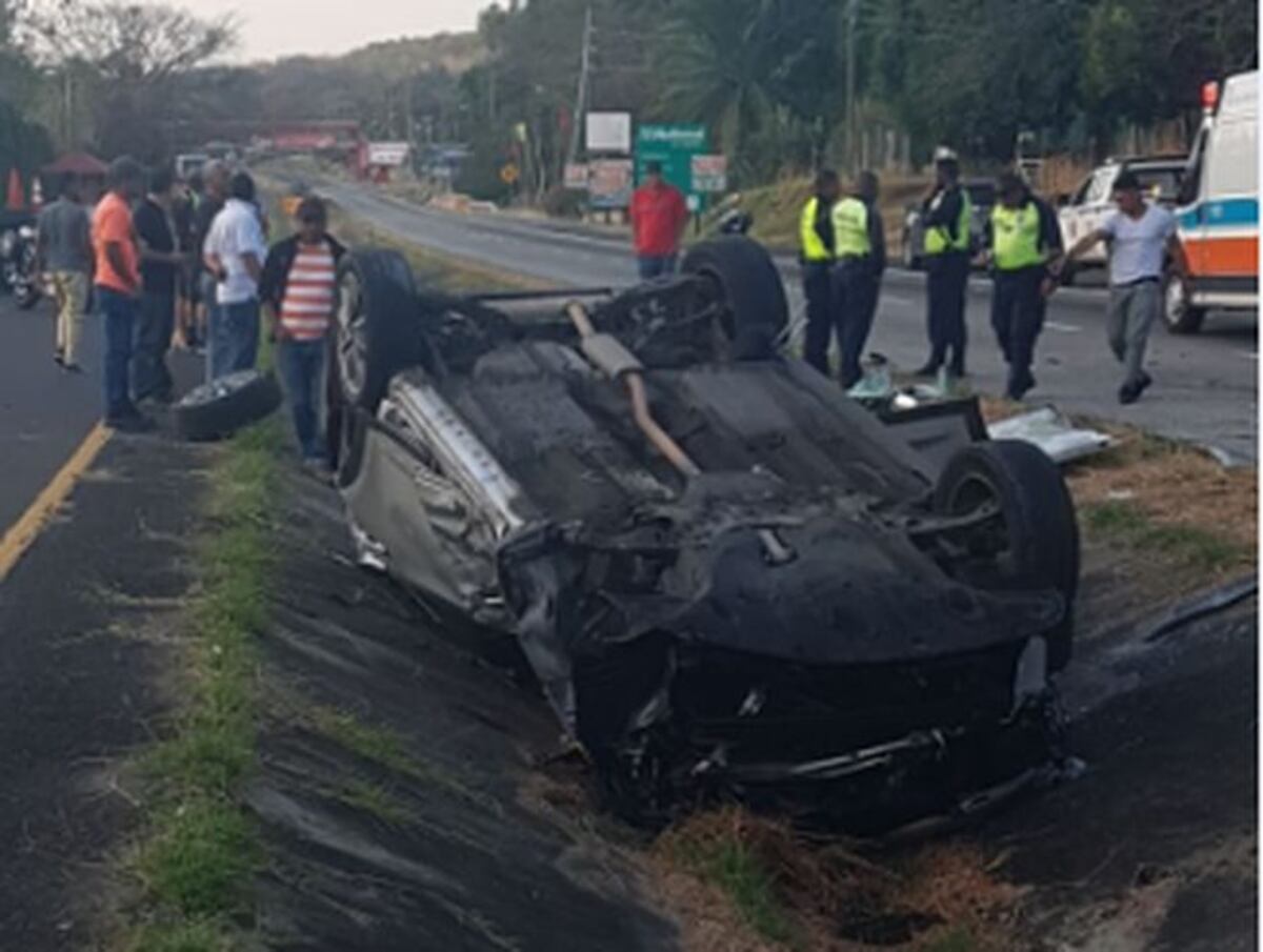 Un muerto y un herido en trágico vuelco en Chame. Bus y sedán impactaron