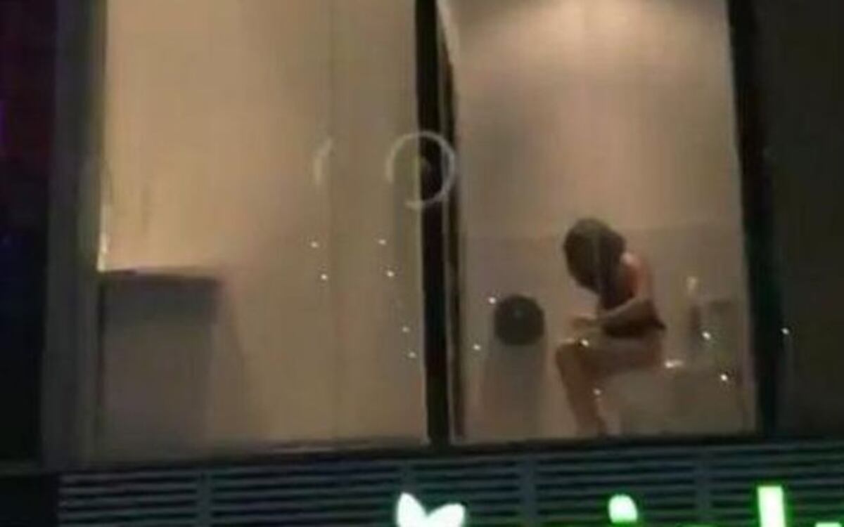 ¡CUIDADO! Mall con pared transparente, deja a incautos al descubierto en el baño