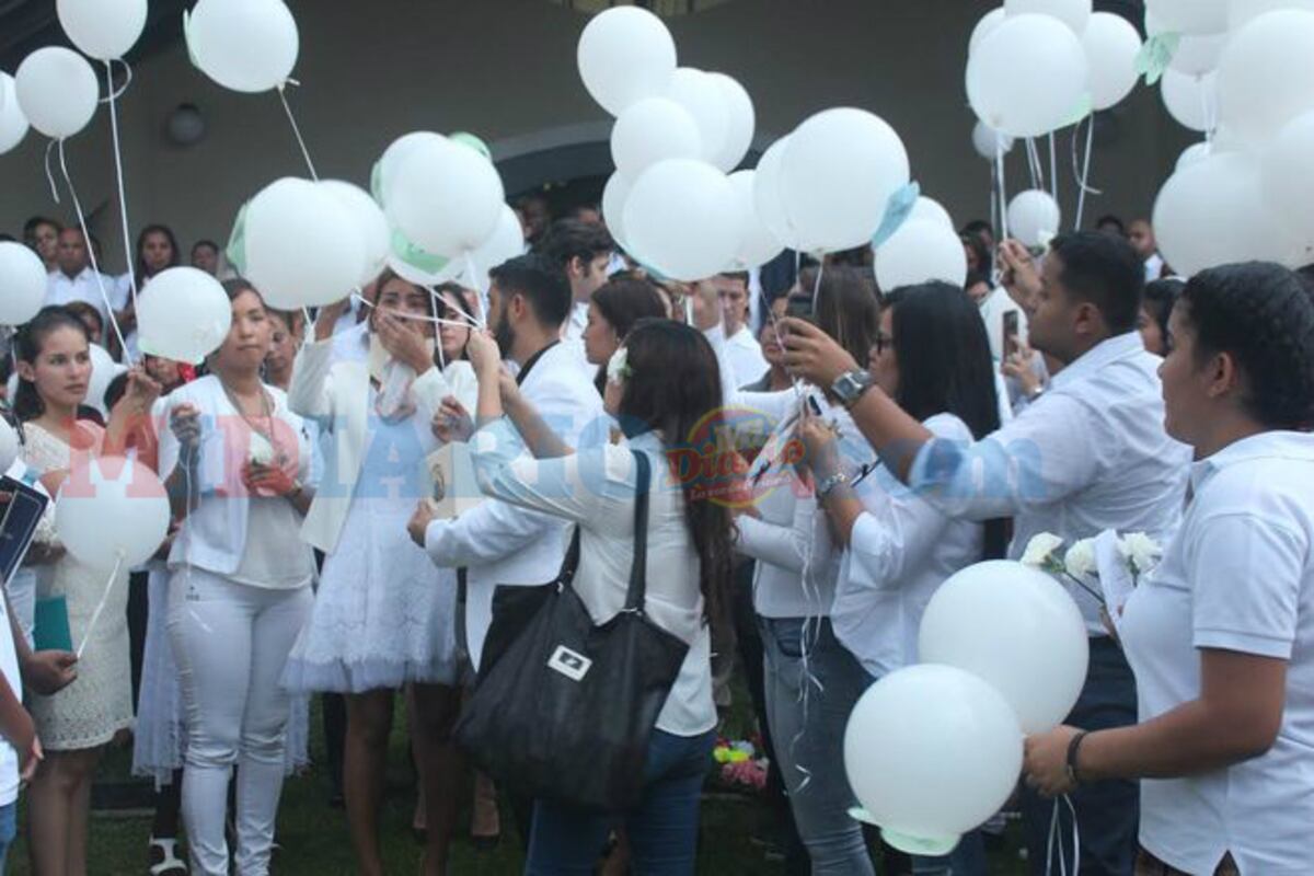 Con manos aferradas a las cenizas de su hijo, dejó escapar su despedida de amor