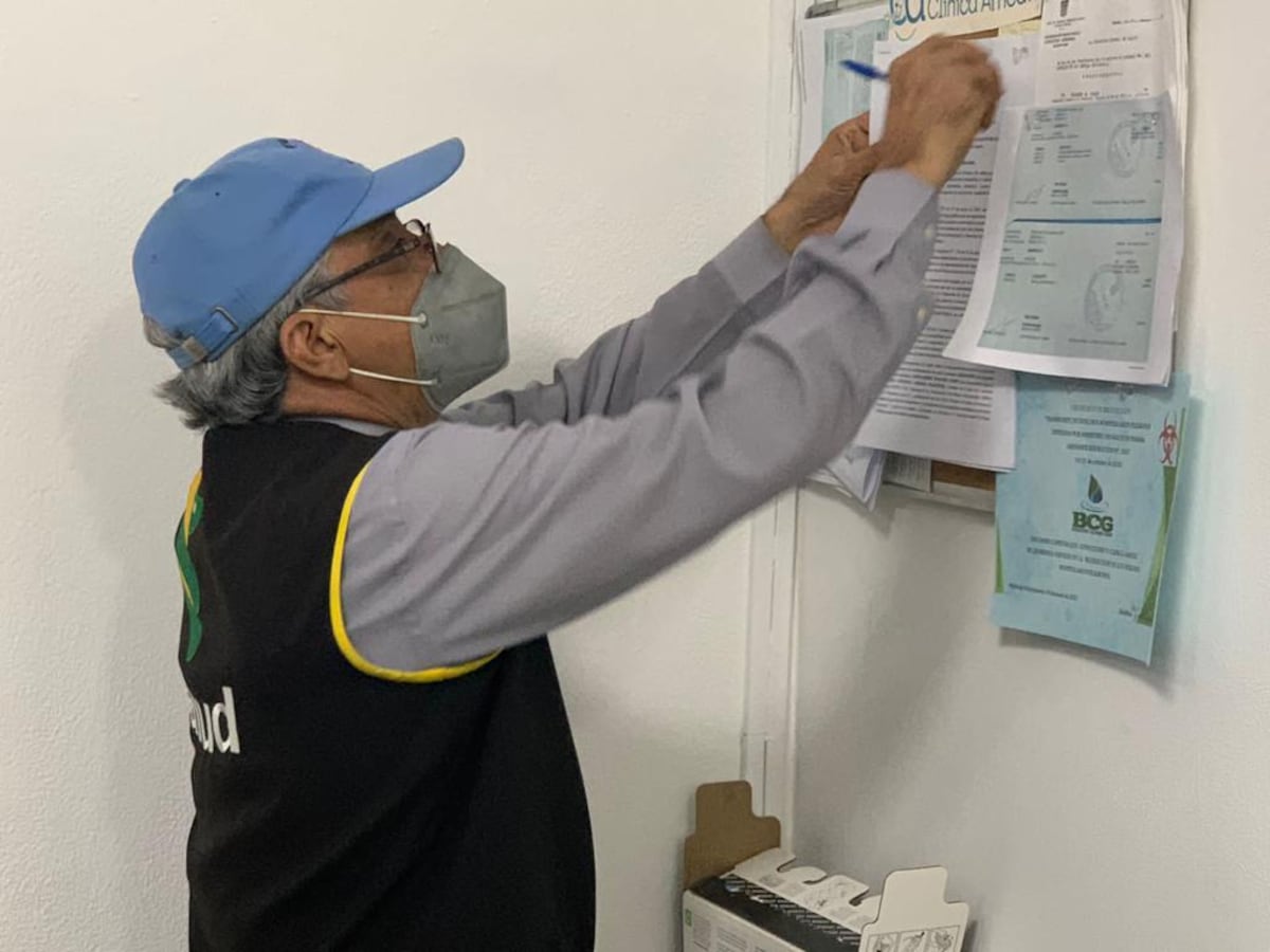 Autoridades de salud hallan locales de venta de comida con productos vencidos 