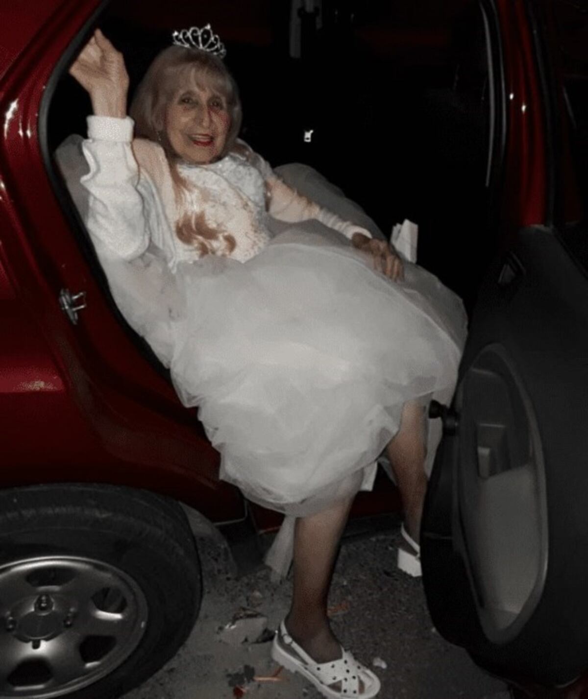 Cumple su deseo. Llegó a 90 años y para celebrarlos lo hizo como una quinceañera