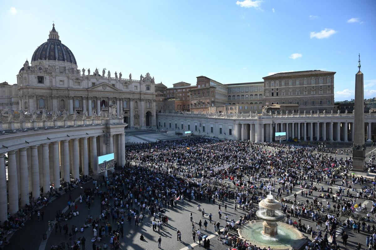 Una gran ovación recibe la fumata blanca que confirma que hay nuevo papa