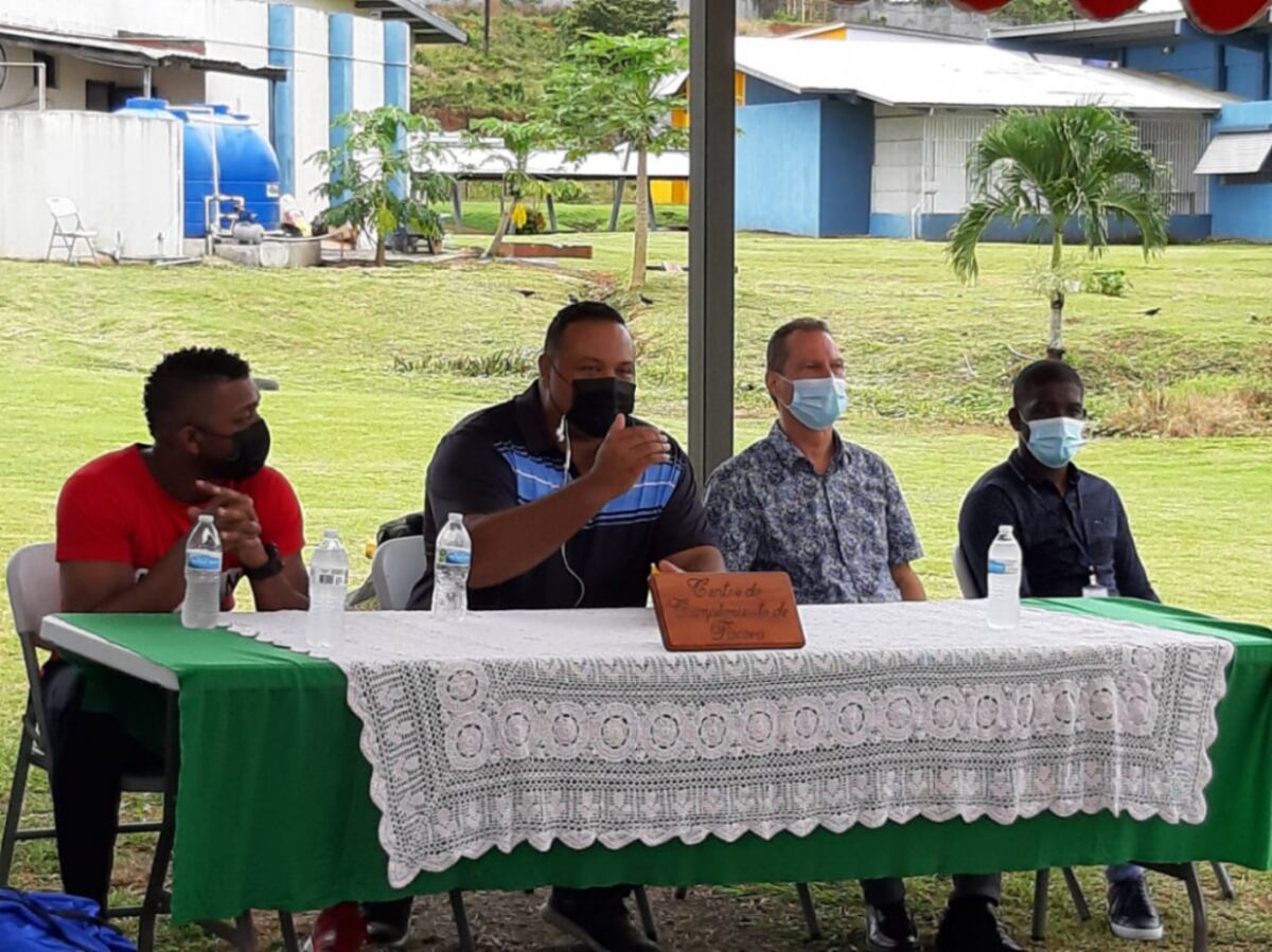 ‘El Caballo’ Carlos Lee comparte con menores infractores y les invita a meter un jonrón con sus vidas