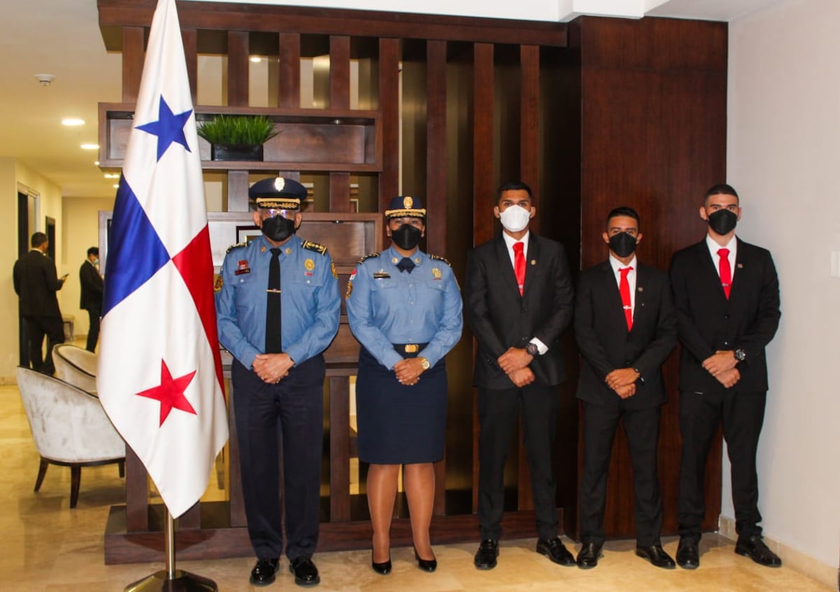 Unidades del Cuerpo de Bomberos parten a Argentina para formación universitaria