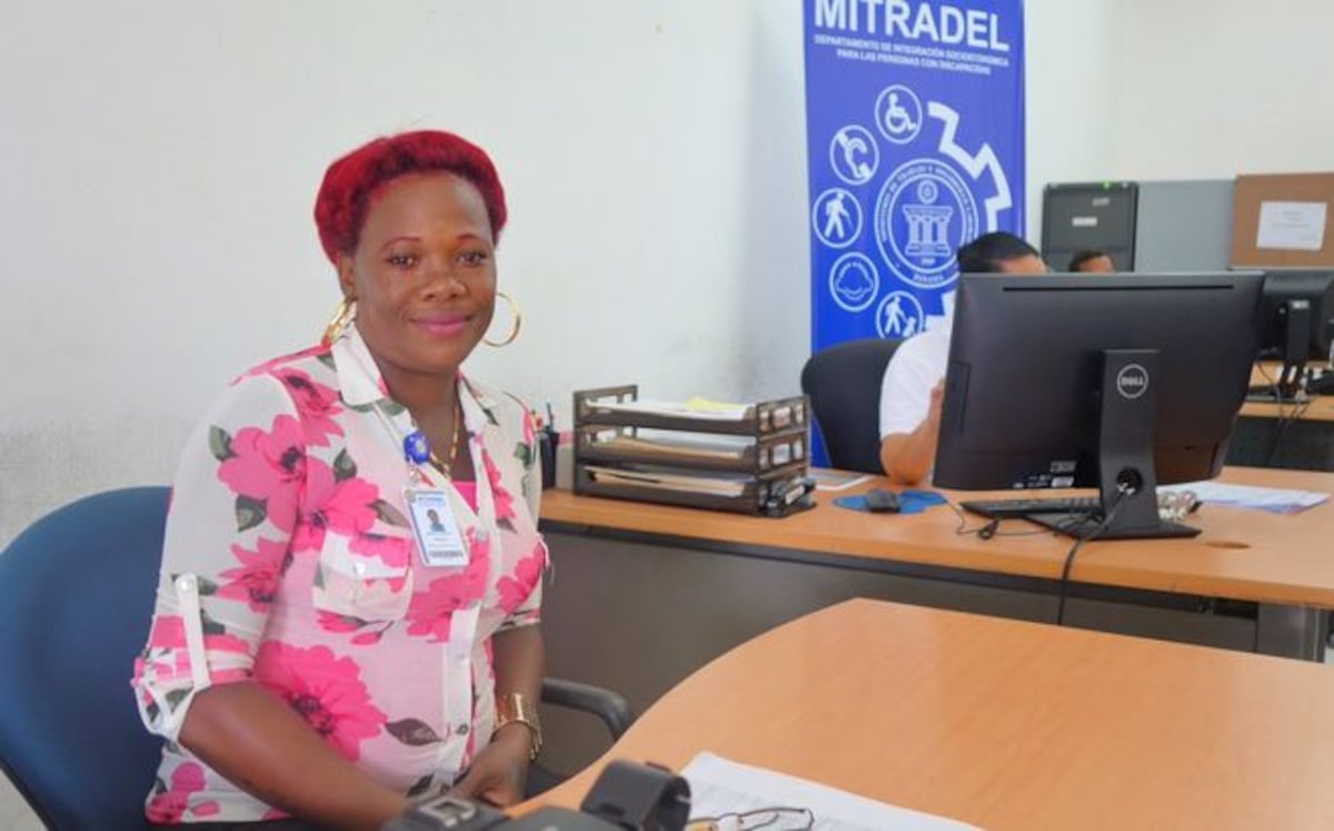 ¡Ya tiene trabajo! Contratan a mamá que corrigió a su hijo en el saqueo