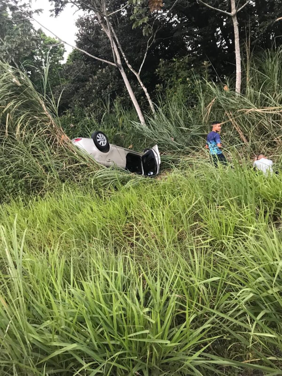 Dos policías se vuelcan en la vía Centenario