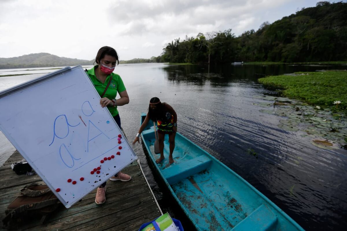 Una docente que se esmera por el aprendizaje de cada uno de sus alumnos