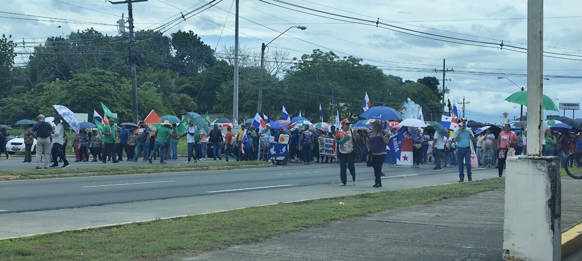 Docentes y Policía chocan en David por protesta contra la Ley 462