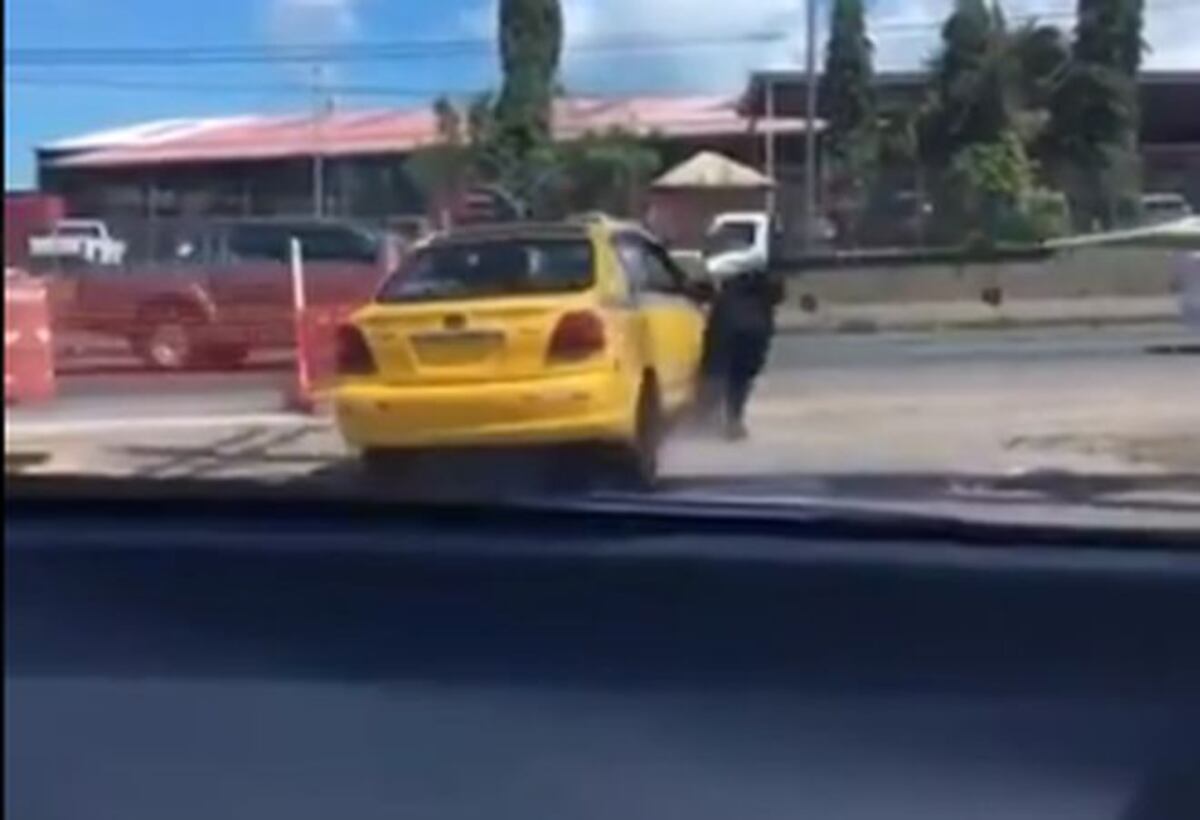 VIDEO| Taxista irrespetuoso arrolla a unidad de tránsito y se fuga 