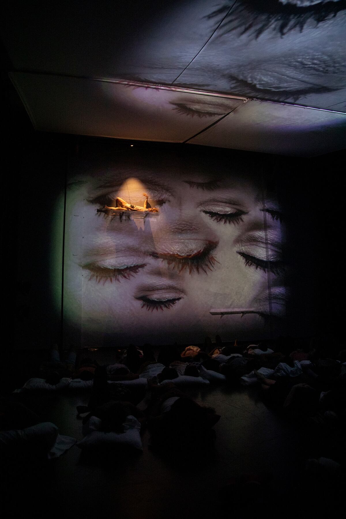 Una pieza magistral que te sumerge en lo profundo de los ciclos del sueño. Oneiros una puesta en escena que cautiva