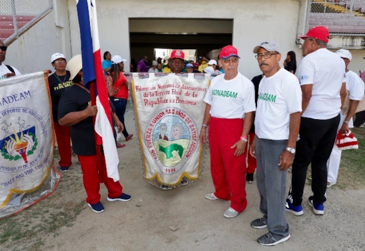 Adultos mayores se divierten con los Juegos Florales organizados por la Caja de Seguro Social 