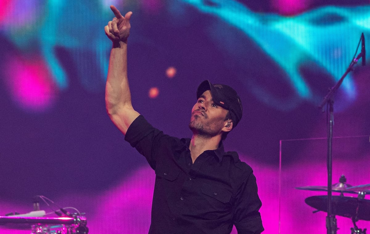 ¡Ay, qué calor! El beso ardiente de Enrique Iglesias con una fan en pleno concierto se vuelve viral + VIDEO